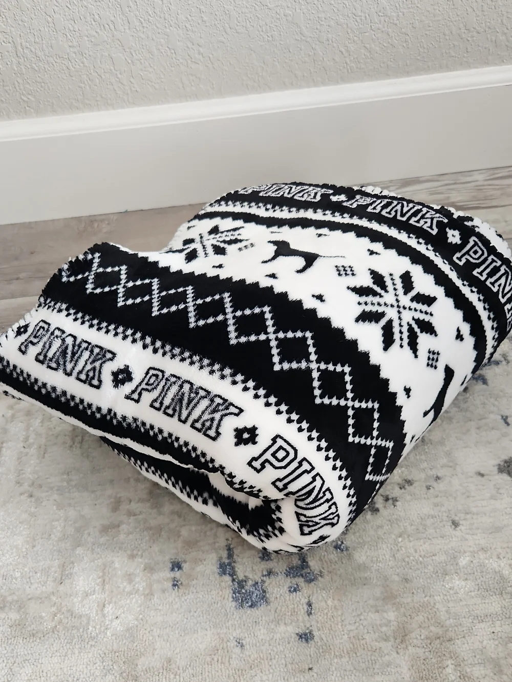 PINK Victoria's Secret Black & White Nordic Holiday Throw 50x60 Inch